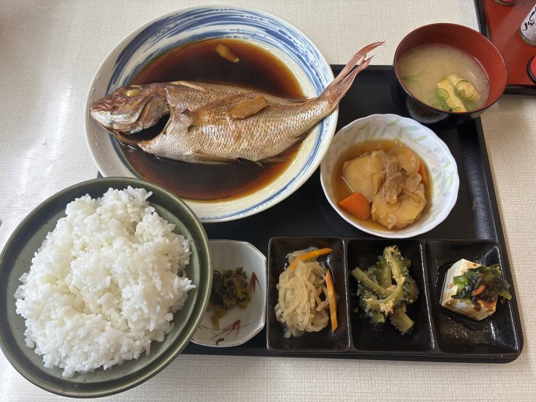 白浜の食堂、浜食堂で鯛の煮魚定食をがっつく