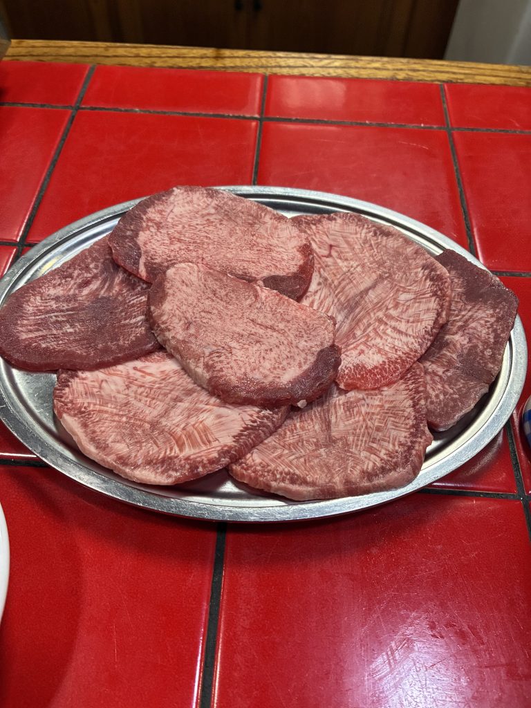 白浜の焼肉、食道園で塩タンとバラとハツをじゅうじゅうと焼く