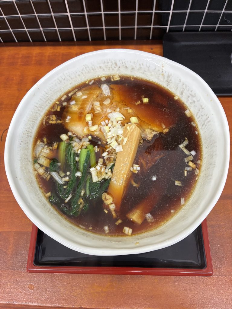 白浜ブラックラーメンを5番ゲート食堂で唐揚げと共にいただく