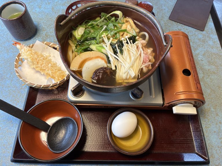 京都南インター近くにある美ね寅で鍋焼きうどんを食べてみました。