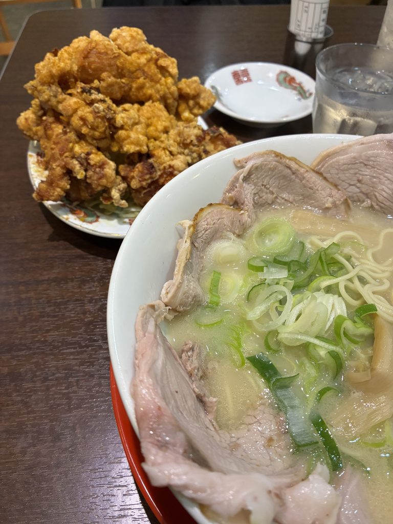 京都一乗寺の高安でラーメンとカレー味の唐揚げを食らってきた