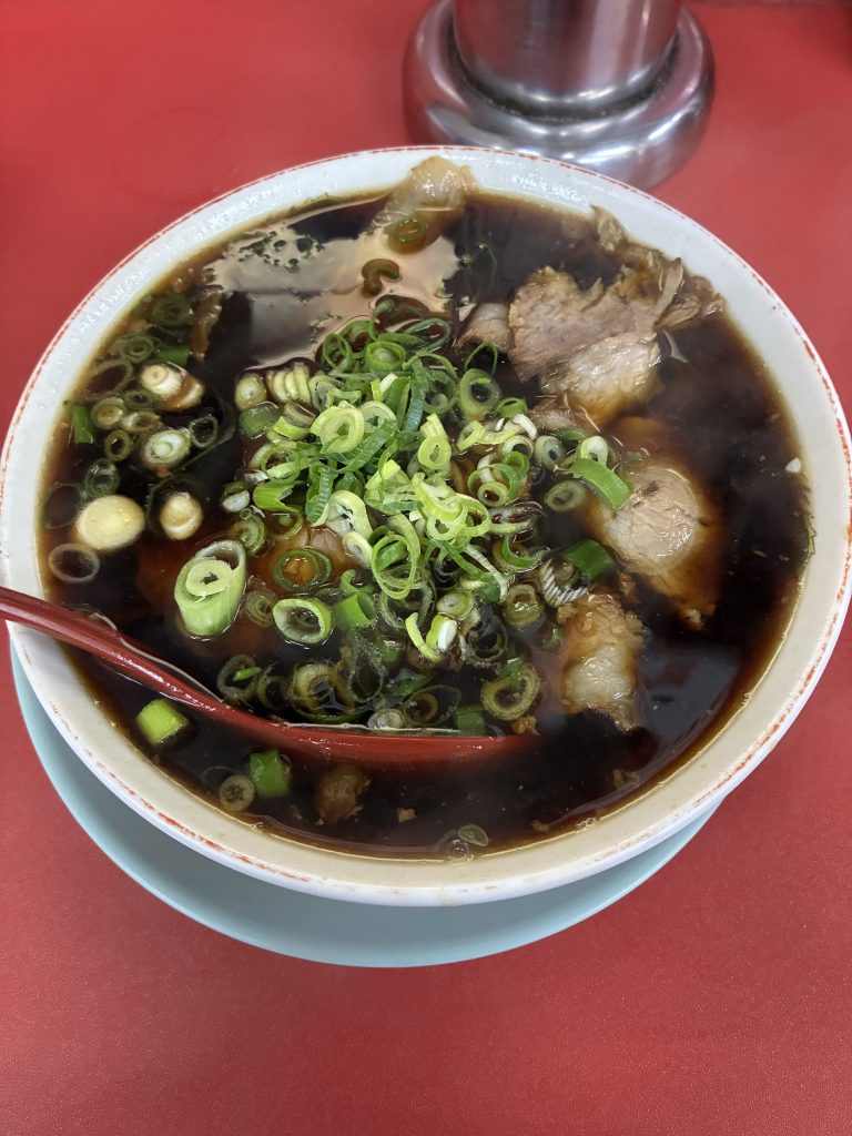 京都の新福菜館本店で漆黒の中華そば並とヤキメシを注文しました