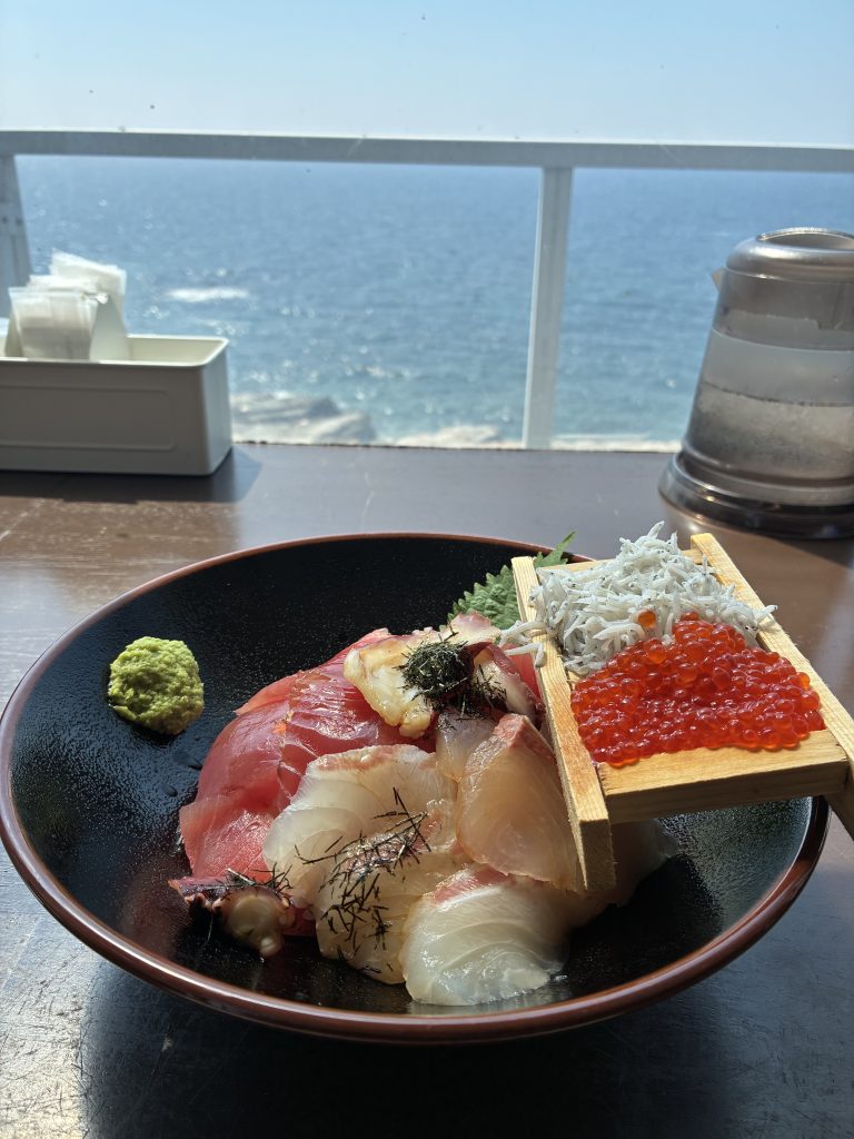 美味しい海鮮丼みーつけた！　海鮮家千畳にて