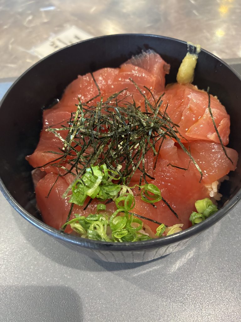 那智勝浦の生マグロ丼を市場ごはんしげにていただく