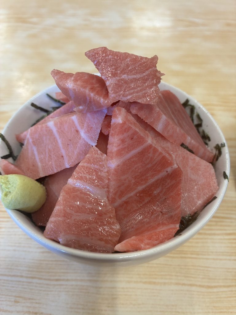 那智勝浦のマグロのヤマキにて大トロ中トロ丼をくらう