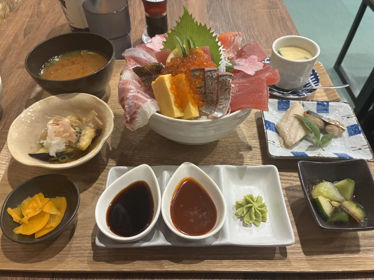白浜のCBASE（シーベース）にてスペシャル海鮮丼を注文したらすごいのがきた