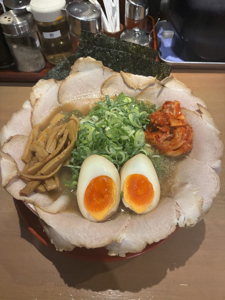伏見桃山にて珍遊の全部乗せラーメンを麺固め葱多め背脂多めにしてみた