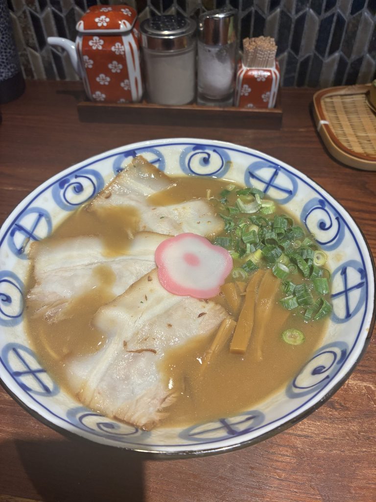 白浜のド本命ラーメン店丸田屋で行列に並んで食べた